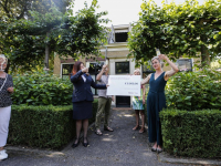 Cheque van Monuta Helpt voor Theetuin bij Villa TrösT door