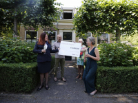 Cheque van Monuta Helpt voor Theetuin bij Villa TrösT door