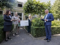 Cheque van Monuta Helpt voor Theetuin bij Villa TrösT door