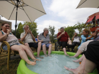 Afkoelen met de voetjes in een bad Parkhuis Dordrecht