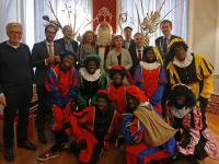20172111-Burgemeester-en-wethouders-dansen-met-Sinterklaas-Dordrecht-Tstolk-001