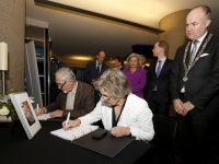 20151711-Condoleanceregister-oud-burgemeester-Bandell-geopend-Dordrecht-Tstolk-001