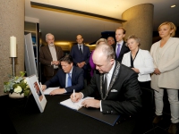 20151711-Condoleanceregister-oud-burgemeester-Bandell-geopend-Dordrecht-Tstolk
