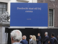Plechtigheid en onthulling corona herinneringsmonument Stadhuisplein Dordrecht