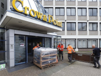 15032022-Eerste-bedden-en-kussens-en-dekens-binnen-voor-vluchtelingen-Crown-Point-Dordrecht-Stolkfotografie-005