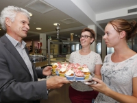 20152807-Chemours-deelt-cup-cakes-uit-aan-bewoners-zorgcentrum-De-Merwelanden-Dordrecht-Tstolk-002_resize