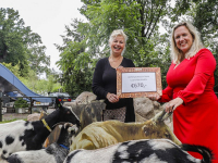 Overhandiging van check bedrag  aan Mirjam van Louterbloemen Dordrecht