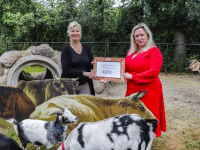 Overhandiging van check bedrag  aan Mirjam van Louterbloemen Dordrecht