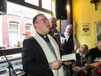 Priester zegent kroeg de lachende Monnik in Voorstraat Dordrecht