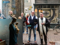Priester zegent kroeg de lachende Monnik in Voorstraat Dordrecht