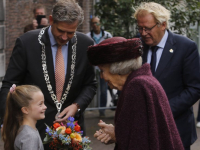 Beatrix bij onthulling standbeeld Willem van Oranje Dordrecht