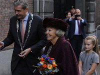 Beatrix bij onthulling standbeeld Willem van Oranje Dordrecht