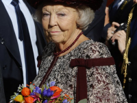 Beatrix bij onthulling standbeeld Willem van Oranje Dordrecht