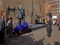 Beatrix bij onthulling standbeeld Willem van Oranje Dordrecht