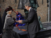 Beatrix bij onthulling standbeeld Willem van Oranje Dordrecht