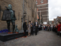 Beatrix bij onthulling standbeeld Willem van Oranje Dordrecht