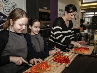 Scholieren Regenboogschool koken voor bewoners Merwelanden Volkerakweg Dordrecht