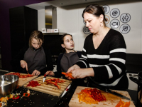 Scholieren Regenboogschool koken voor bewoners Merwelanden Volkerakweg Dordrecht