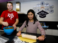 Scholieren Regenboogschool koken voor bewoners Merwelanden Volkerakweg Dordrecht