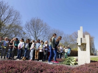 20152004-Scholieren-leggen-krans-en-bloemen-bij-oorlogsmonument-Papendrecht-Tstolk_resize