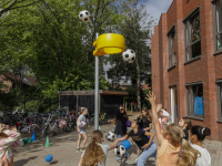 Korfbalpaal officieel in gebruik genomen door schoolkinderen De Sterrekijker Dordrecht