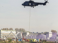 Blushelikopter oefent met Fire bucket bij brand op Duivelseiland Dordrecht