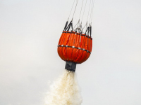 Blushelikopter oefent met Fire bucket bij brand op Duivelseiland Dordrecht