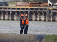 Blushelikopter oefent met Fire bucket bij brand op Duivelseiland Dordrecht