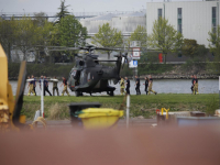 Blushelikopter oefent met Fire bucket bij brand op Duivelseiland Dordrecht
