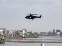 Blushelikopter oefent met Fire bucket bij brand op Duivelseiland Dordrecht