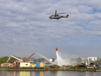 Blushelikopter van Defensie oefent met Fire bucket bij brand op Duivelseiland Dordrecht