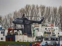Defensie traint met Eurocopter helikopters boven Dordtse Kil