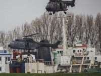 Defensie traint met Eurocopter helikopters boven Dordtse Kil