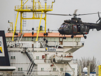 Defensie traint met Eurocopter helikopters boven Dordtse Kil