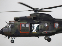 Defensie traint met Eurocopter helikopters boven Dordtse Kil