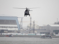 Defensie traint met Eurocopter helikopters boven Dordtse Kil