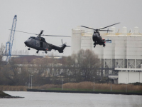 Defensie traint met Eurocopter helikopters boven Dordtse Kil