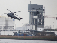 Defensie traint met Eurocopter helikopters boven Dordtse Kil