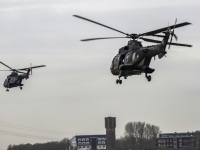 Defensie traint met Eurocopter helikopters boven Dordtse Kil