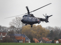 Defensie traint met Eurocopter helikopters boven Dordtse Kil