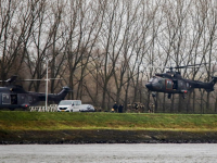 Defensie traint met Eurocopter helikopters boven Dordtse Kil