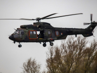 Defensie traint met Eurocopter helikopters boven Dordtse Kil