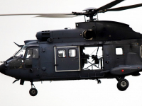 Defensie traint met Eurocopter helikopters boven Dordtse Kil