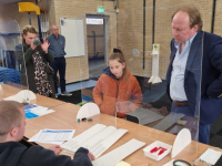 17-03-2022-Hein-van-Loo-bezoekt-verkiezingslocatie-Zwijndrecht-2