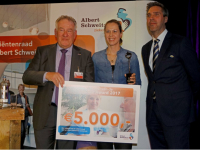 20180801-Dermatoloog-Suzan-Reeder-ontvangt-de-TopASz-Ward-Dordrecht-Tstolk