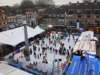 20151812 Scholieren genieten op kerstijsbaan Statenplein Dordrecht Tstolk