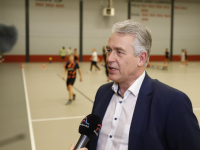Wethouder Marc Merx in DeetosSnel hal tijdens toelichting nieuw sportvisie Dordrecht