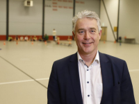 Wethouder Marc Merx in DeetosSnel hal tijdens toelichting nieuw sportvisie Dordrecht