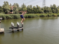 Springen van blauwe brug en pilaren  bij Wantij Dordrecht