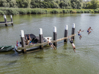 Springen van blauwe brug en pilaren  bij Wantij Dordrecht